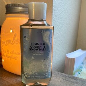 Bath & Body Works frosted coconut snowball